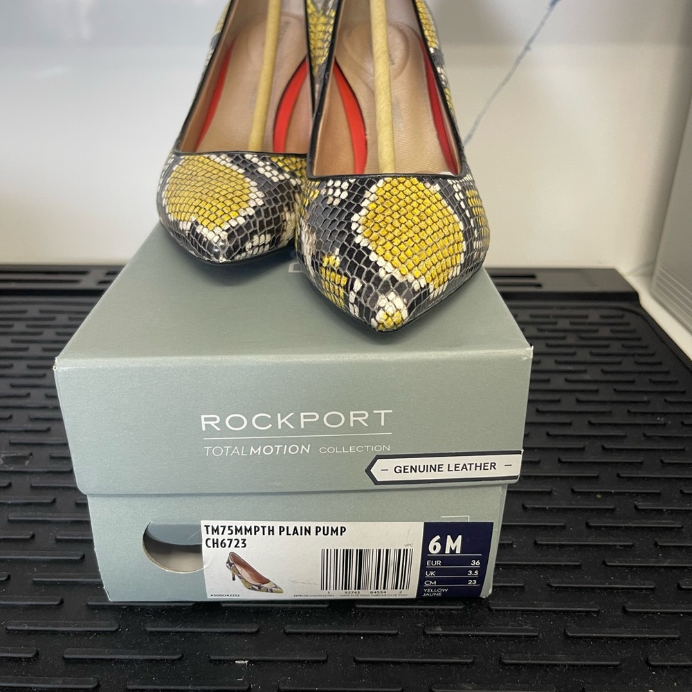 ROCKPORT 75mm Total Motion Women’s Pump Sz 6M  CH6723 Yellow Black Grey Snake - Picture 9 of 10
